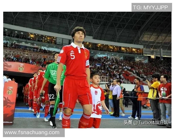 中国足球明星李伟锋成长经历与职业生涯全解析