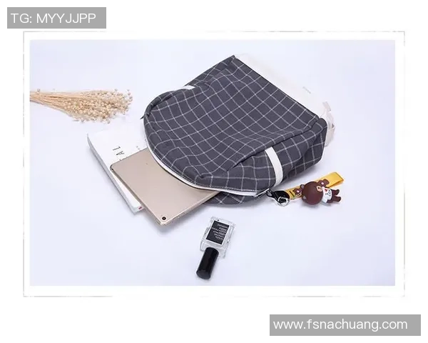 书包上最亮的风景足球球星挂链引领校园时尚新潮流