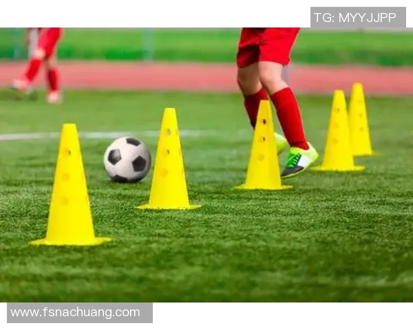 从草地少年到绿茵巨星 足球球员童年照见证成长与梦想的起点