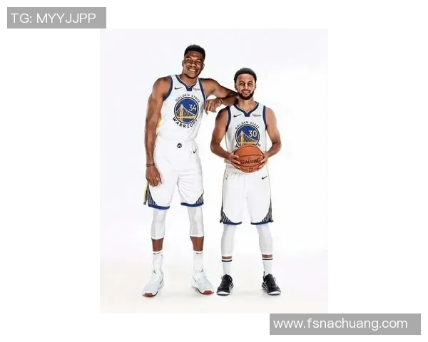 库里与足球巨星同框合影 展现篮球与足球跨界交流精彩瞬间