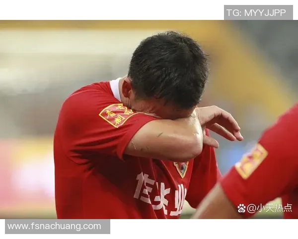 揭秘足球球星赛场之外的日常生活趣事与温情瞬间